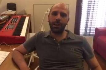 Carceri, Zalone ci mette la faccia: Ho detto sì al ministro perché nessuno ne parla /Video Carceri, Zalone ci mette la faccia: Ho detto sì al ministro perché nessuno ne parla /Video