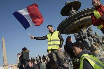 I gilet gialli piegano Macron: stop aumento carburanti I gilet gialli piegano Macron: stop aumento carburanti