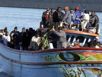 Traffico migranti tra Grecia e Italia, 13 arresti Traffico migranti tra Grecia e Italia, 13 arresti