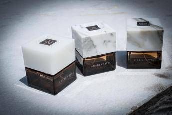 Il marmo di Carrara vola a Dubai in una boccetta di profumo Il marmo di Carrara vola a Dubai in una boccetta di profumo
