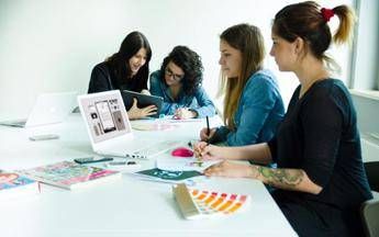 Da pr digitale a graphic designer le professioni più richieste nella moda Da pr digitale a graphic designer le professioni più richieste nella moda