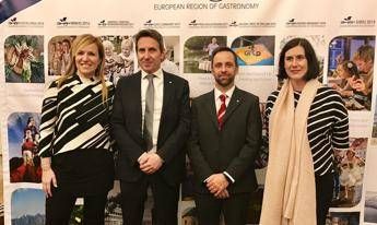 Passaggio di testimone per la Regione europea della Gastronomia 2017 Passaggio di testimone per la Regione europea della Gastronomia 2017