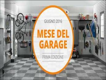 Professional organizers in azione per 'riordinare garage' Professional organizers in azione per 'riordinare garage'