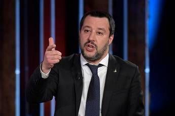 Salvini: Dobbiamo cedere a pluripregiudicato Casarini? Salvini: Dobbiamo cedere a pluripregiudicato Casarini?