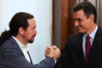 Spagna, Sanchez e Iglesias concludono accordo su patto di coalizione Spagna, Sanchez e Iglesias concludono accordo su patto di coalizione