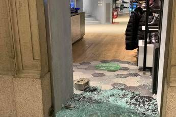 Proteste Torino, 10 arresti per scontri e saccheggi Proteste Torino, 10 arresti per scontri e saccheggi