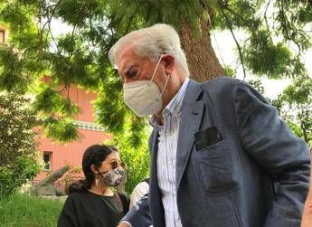 Vargas Llosa: Molti governi hanno usato pandemia per limitare libertà Vargas Llosa: Molti governi hanno usato pandemia per limitare libertà