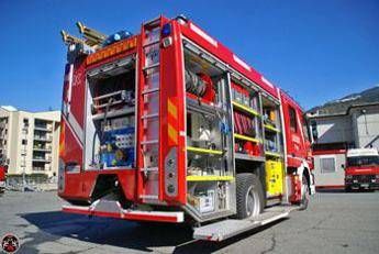 Napoli, si lancia da balcone per sfuggire a incendio appartamento: salvo Napoli, si lancia da balcone per sfuggire a incendio appartamento: salvo