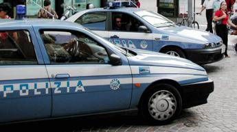 Milano, crolla balcone in uno stabile Aler in via Lorenteggio: Polizia locale transenna area Milano, crolla balcone in uno stabile Aler in via Lorenteggio: Polizia locale transenna area