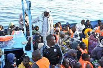 Nave Etna in porto a Reggio Calabria: tra i migranti soccorsi anche donne e bambini Nave Etna in porto a Reggio Calabria: tra i migranti soccorsi anche donne e bambini
