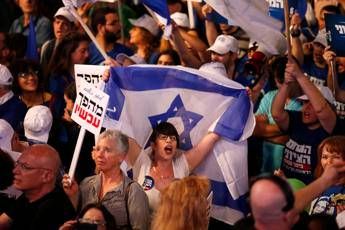 Israele, migliaia in piazza a Tel Aviv contro Netanyahu Israele, migliaia in piazza a Tel Aviv contro Netanyahu