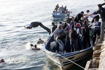 Immigrati, Roma Nord 'in rivolta' contro l'arrivo di cento profughi Immigrati, Roma Nord 'in rivolta' contro l'arrivo di cento profughi
