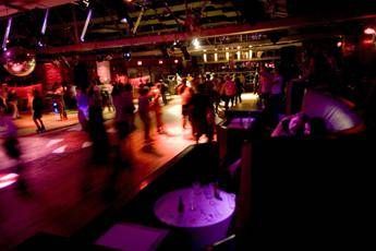 'Postano' video con una 16enne che fa sesso in discoteca, quattro indagati a Torino 'Postano' video con una 16enne che fa sesso in discoteca, quattro indagati a Torino