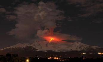 Etna in eruzione dal nuovo cratere sud-est Etna in eruzione dal nuovo cratere sud-est