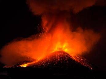 Etna, continua l'attività stromboliana con boati e tremori Etna, continua l'attività stromboliana con boati e tremori
