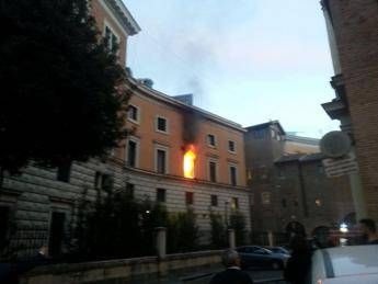 Fiamme in una stanza del ministero di Giustizia. Incendio domato, forse un cortocircuito Fiamme in una stanza del ministero di Giustizia. Incendio domato, forse un cortocircuito