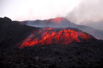 Etna, attività stromboliana da nuova bocca su versante nord-est Etna, attività stromboliana da nuova bocca su versante nord-est