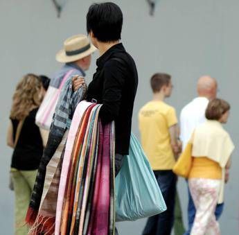 Firenze, sequestrata merce contraffatta e denunciati 4 venditori abusivi Firenze, sequestrata merce contraffatta e denunciati 4 venditori abusivi
