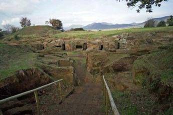 Precipita in una buca di 6 metri nella necropoli di Cerveteri, ferito Precipita in una buca di 6 metri nella necropoli di Cerveteri, ferito