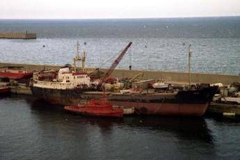 Palermo Dopo 14 Anni Lascia Porto La Nave Dei Veleni Diretta In Turchia
