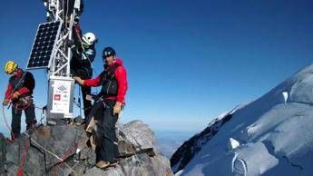 Clima, installata sul Monte Bianco la stazione meteo più alta d'Europa /Foto Clima, installata sul Monte Bianco la stazione meteo più alta d'Europa /Foto