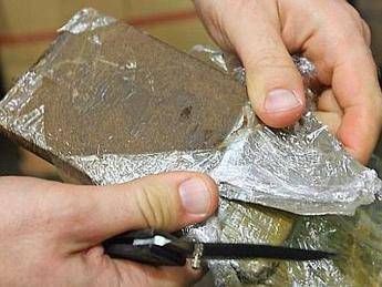 Nascondeva 3 kg di hashish in camera da letto, 22enne arrestato a Roma Nascondeva 3 kg di hashish in camera da letto, 22enne arrestato a Roma