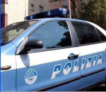 In corso sgombero di un edificio, a Bologna occupanti sul tetto In corso sgombero di un edificio, a Bologna occupanti sul tetto