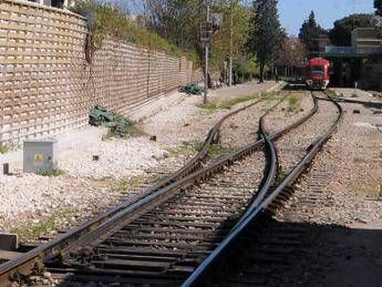 Tragedia sui binari, treno Gela-Caltanissetta investe e uccide tre operai della Rfi Tragedia sui binari, treno Gela-Caltanissetta investe e uccide tre operai della Rfi