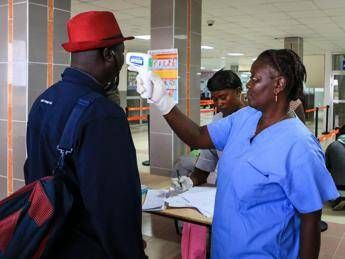 Ebola, guarito paziente inglese. E' medico il terzo americano contagiato Ebola, guarito paziente inglese. E' medico il terzo americano contagiato