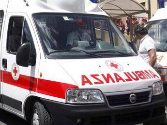Schiacciata dalla crisi, donna si taglia la gola davanti al municipio di Chiuppano Schiacciata dalla crisi, donna si taglia la gola davanti al municipio di Chiuppano