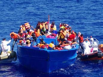 Soccorsi in mare 700 migranti tra cui un bimbo di 2 giorni /FOTO Soccorsi in mare 700 migranti tra cui un bimbo di 2 giorni /FOTO