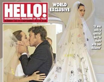 Scritte e disegni a mano, ecco l'abito da sposa di Angelina Jolie /FOTO Scritte e disegni a mano, ecco l'abito da sposa di Angelina Jolie /FOTO