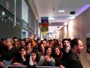 Fan di Vasco Rossi assediano il Medimex di Bari /Video Fan di Vasco Rossi assediano il Medimex di Bari /Video