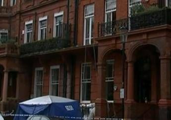 Tragedia a Londra, crolla un balcone: due morti e sei feriti Tragedia a Londra, crolla un balcone: due morti e sei feriti