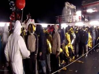 Caos immigrati, 900 profughi a Lampedusa. Oggi nuovi trasferimenti Caos immigrati, 900 profughi a Lampedusa. Oggi nuovi trasferimenti