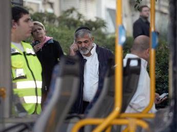 Dieci persone accoltellate su un bus a Tel Aviv, Hamas: Atto eroico e coraggioso Dieci persone accoltellate su un bus a Tel Aviv, Hamas: Atto eroico e coraggioso