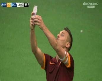 Totti doppietta e selfie aggancia la Lazio nel derby. L'Inter torna alla vittoria, tris al Genoa Totti doppietta e selfie aggancia la Lazio nel derby. L'Inter torna alla vittoria, tris al Genoa