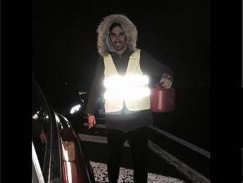 Pellegrini a secco sull'autostrada, arriva il 'principe azzurro' Magnini e la 'salva' /Video Pellegrini a secco sull'autostrada, arriva il 'principe azzurro' Magnini e la 'salva' /Video