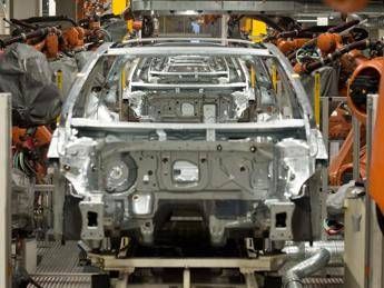 Produzione industriale su dello 0,4% a dicembre, +0,1% rispetto a un anno fa Produzione industriale su dello 0,4% a dicembre, +0,1% rispetto a un anno fa