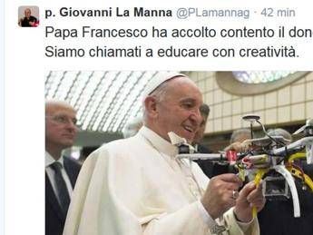 Anche Papa Francesco ha il suo drone. E' un regalo degli studenti delle scuole dei Gesuiti Anche Papa Francesco ha il suo drone. E' un regalo degli studenti delle scuole dei Gesuiti
