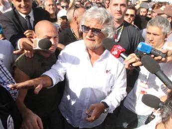 Crisi, Grillo: Lo Stato non c'è e la gente impazzisce Crisi, Grillo: Lo Stato non c'è e la gente impazzisce