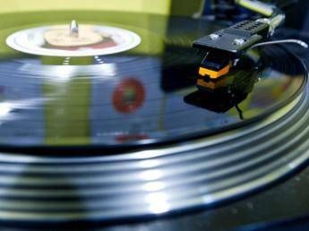 E' boom del vinile in Gb e la Official Charts Company pubblica la classifica settimanale dei più venduti E' boom del vinile in Gb e la Official Charts Company pubblica la classifica settimanale dei più venduti