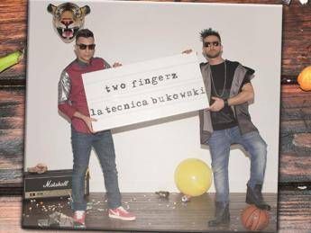 Two Fingerz: il realismo sporco di Bukowski nel nuovo singolo che anticipa l'album Two Fingerz: il realismo sporco di Bukowski nel nuovo singolo che anticipa l'album
