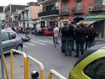 Napoli, spara all'impazzata dal balcone: 4 morti e 6 feriti Napoli, spara all'impazzata dal balcone: 4 morti e 6 feriti