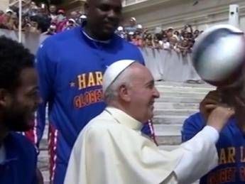 Il Papa gioca a basket con gli Harlem Globetrotters. E loro: Membro onorario della nostra squadra Il Papa gioca a basket con gli Harlem Globetrotters. E loro: Membro onorario della nostra squadra