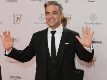 Robbie Williams e la moglie Ayda nei guai, la coppia accusata di molestie sessuali Robbie Williams e la moglie Ayda nei guai, la coppia accusata di molestie sessuali
