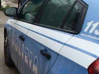 Roma, 16enne si lancia da secondo piano e finisce su tenda: è salva Roma, 16enne si lancia da secondo piano e finisce su tenda: è salva