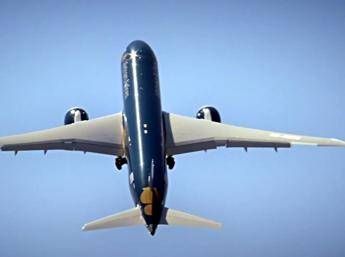L'aereo che decolla 'quasi a 90°': un modo per risparmiare carburante/Video