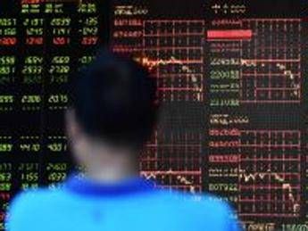 Borse Cina mai così in rosso da sette anni, Shanghai cede il 7,4% Borse Cina mai così in rosso da sette anni, Shanghai cede il 7,4%