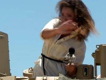Cicale 'attaccano' giornalista Usa prima del servizio tv /Video Cicale 'attaccano' giornalista Usa prima del servizio tv /Video